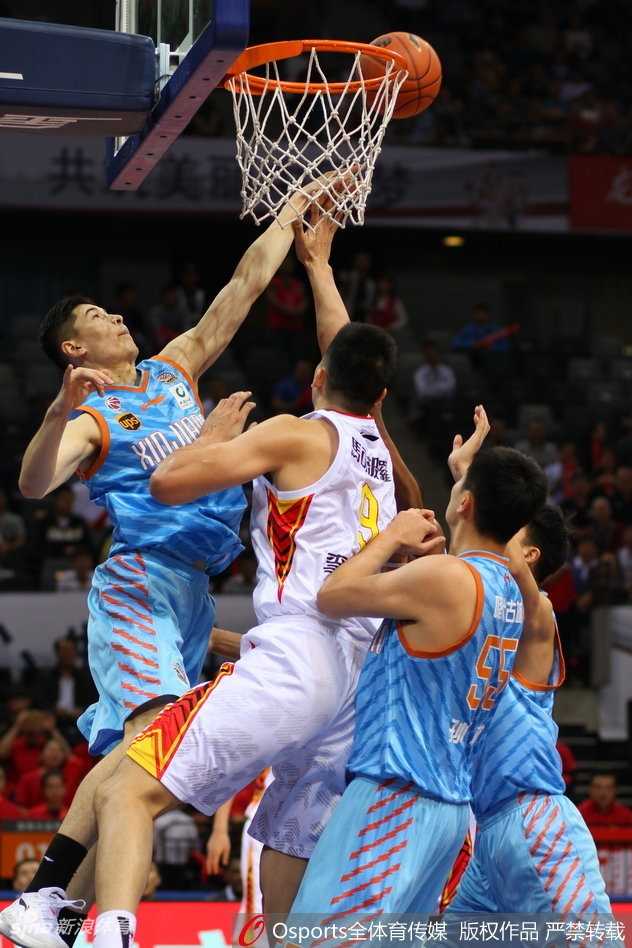 深圳外援萨林杰迎着防守强起投篮，此役他砍下全场最高的55分，展现了NBA级别内线在CBA的绝对统治力，但依然难以挽回败局。