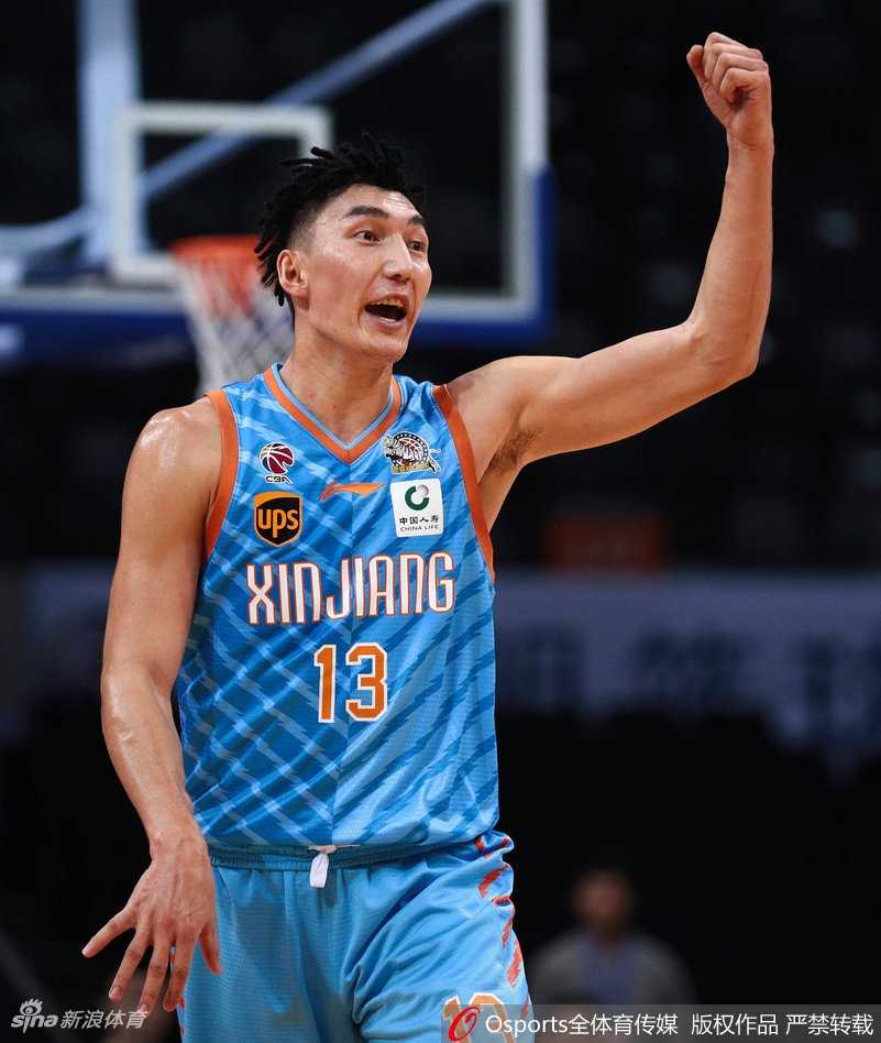 新疆大外援肖恩-朗在萨林杰面前跃起封盖，他本场贡献了5次盖帽，用实际行动证明了自己在防守端的价值，帮助球队守住了胜利。