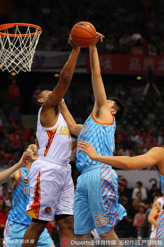 新疆队亚当斯在深圳球迷面前从容运球，他全场比赛轰下41分，用犀利的突破和精准的三分球撕裂了深圳队的防线。