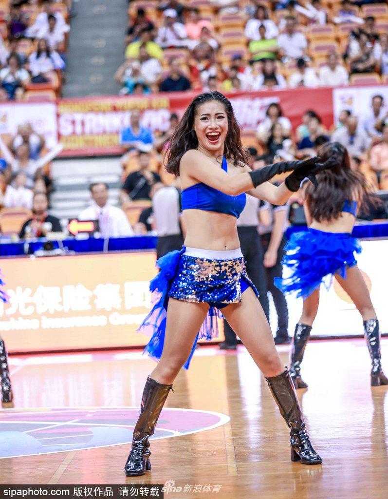 在灯光璀璨的球场中央，宝贝们随着音乐扭动身姿，即使只是一个回眸的瞬间，那专注而迷人的神情也足以让观众忘记场上的比分。