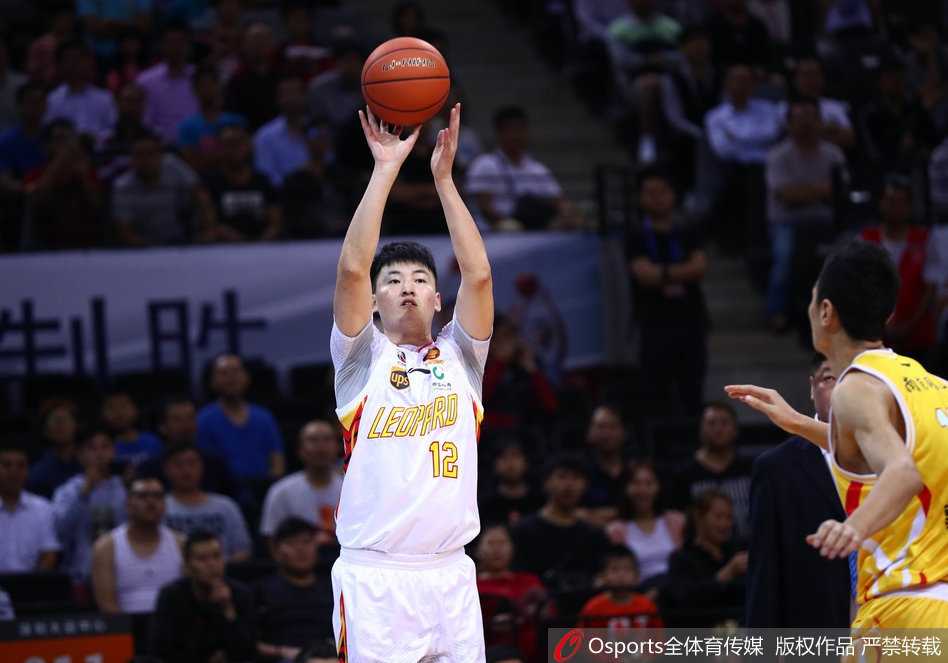 南京同曦外援希克森在深圳队内线严密防守下强行上篮，他虽拼尽全力拿到19分13篮板，却难以阻挡球队的溃败。