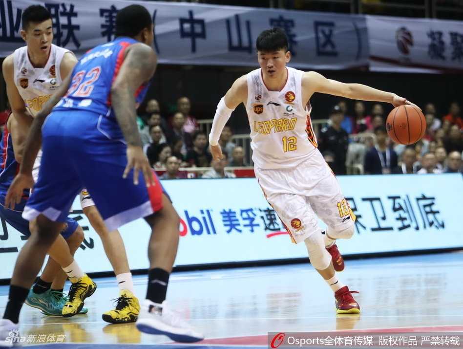 天津外援杰特面对防守人高难度后仰跳投，虽败犹荣的孤胆英雄