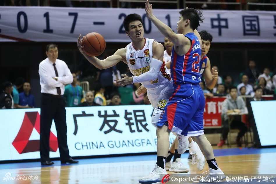 双方球员在篮下奋力争抢篮板，肌肉碰撞的激烈对抗一触即发