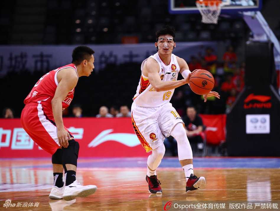 深圳队教练席在暂停时围成一圈，吴庆龙指导手持战术板大声布置，队员们聚精会神，眼神中透露出必胜的信念和战斗的渴望。