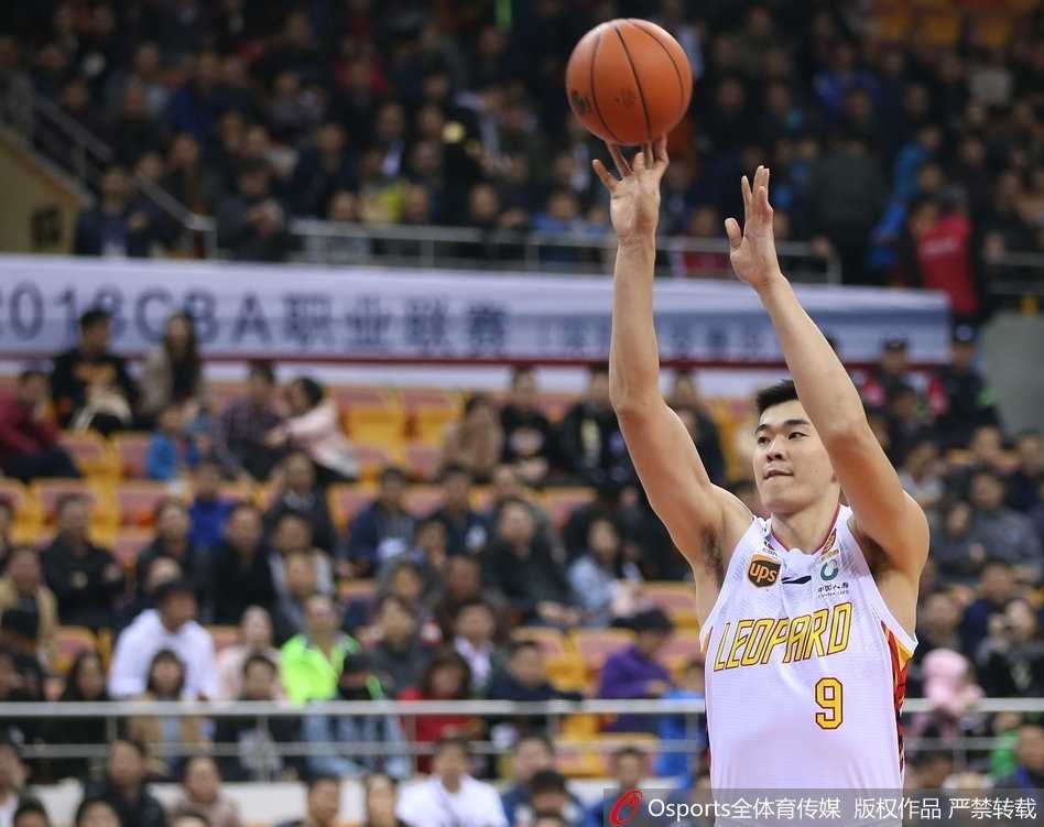 深圳外援朗福德在辽宁队的严密防守下，以一双巧手稳稳将球送入篮筐，眼神中充满了必胜的信念。