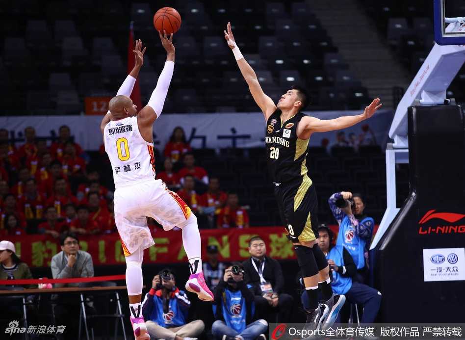 深圳外援萨林杰在对手重重包围中强行摘篮板，眼神坚毅，仿佛要将整个篮筐都吞噬殆尽。