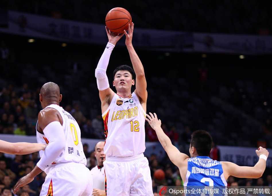 李慕豪高高跃起，在空中与对手发生身体对抗后，依然稳健地将球放入篮筐