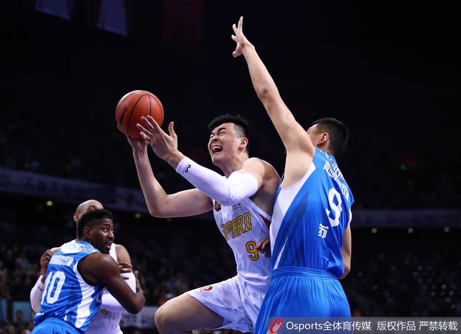 深圳外援萨林杰篮下强打，用强壮的身体卡住位置，单手完成暴扣，气势如虹