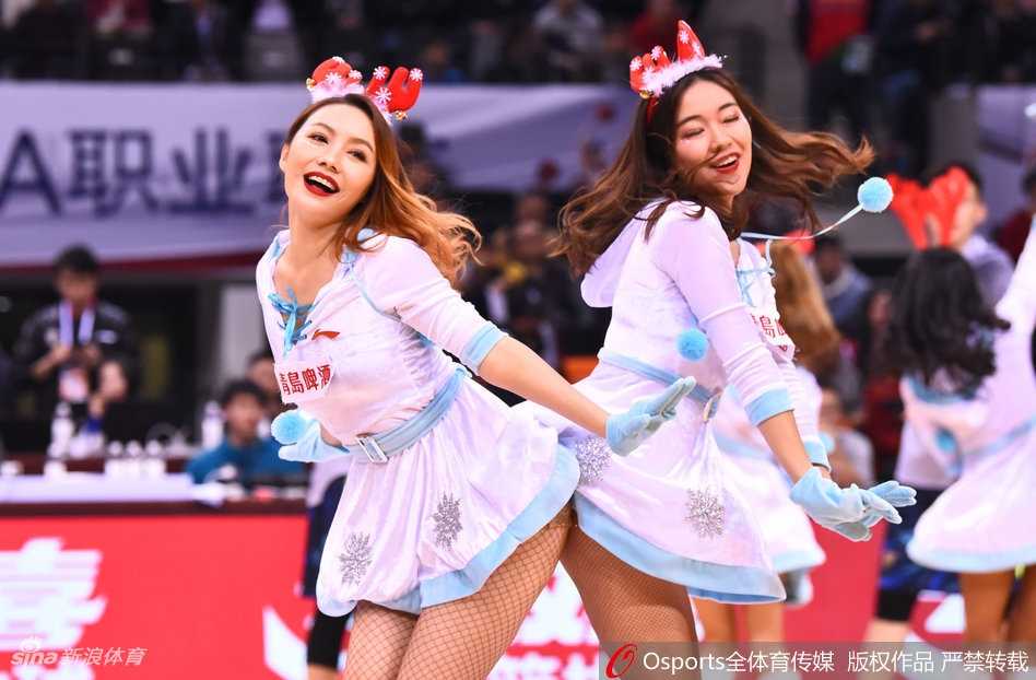 深圳烈豹拉拉队宝贝们在球场中央活力热舞，网袜短裙衬托出青春动感的身姿，笑容甜美迷人