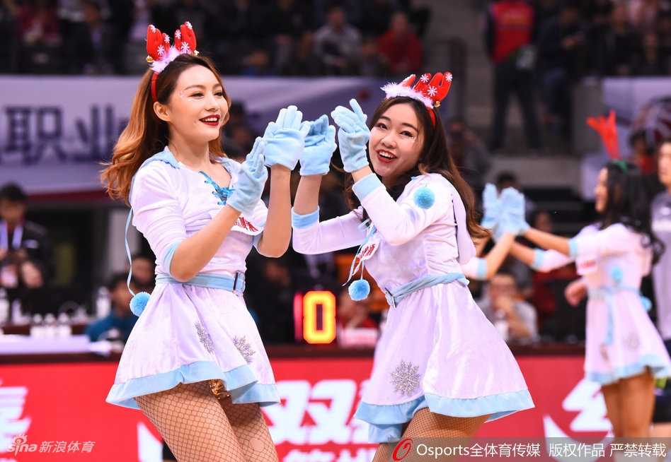 网袜短裙打扮的深圳篮球宝贝在场上排开，随着音乐节奏摇摆，展现出职业拉拉队的整齐与活力