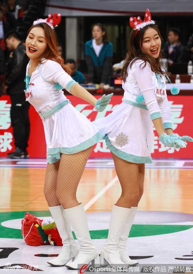 深圳篮球宝贝在场上欢快起舞，短裙飞扬，网袜勾勒出优美的腿部线条，青春气息扑面而来