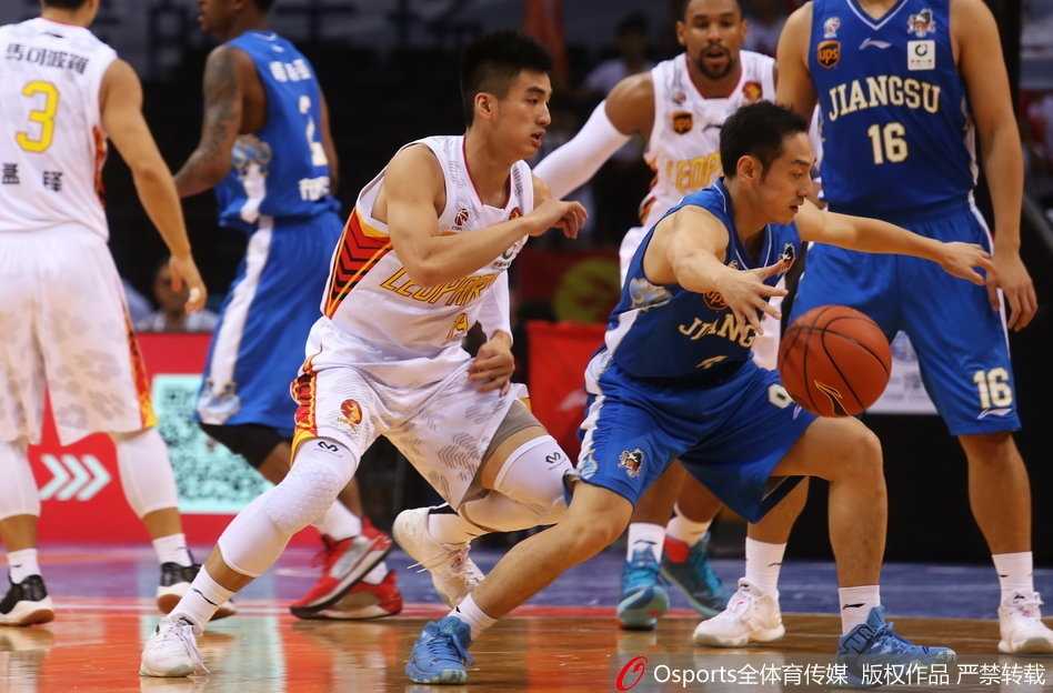 深圳核心萨林杰高举双臂庆祝胜利，全场球迷的欢呼声仿佛要将屋顶掀翻