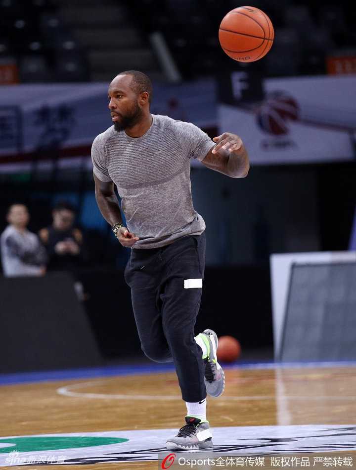 训练结束后，队员仍在加练投篮，空荡的球馆里只剩下篮球与篮筐的清脆撞击声。