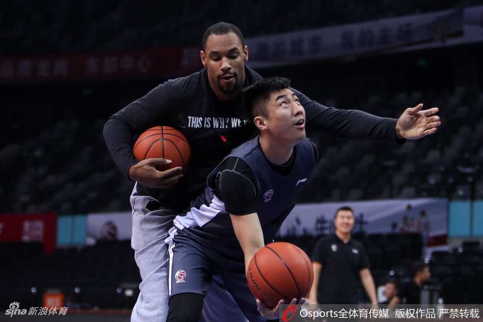 即便是在主教练布置战术时，站在后排的萨林杰也没闲着，他瞪大眼睛模仿教练的口型，引得一旁的队友忍俊不禁。