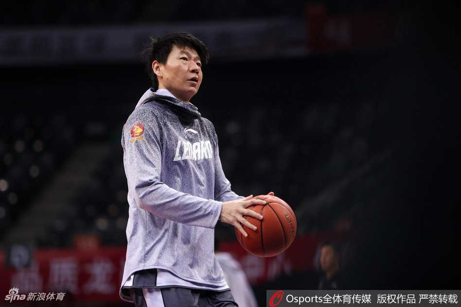 萨林杰在罚球线上露出顽皮的笑容，手中的篮球仿佛成了他的玩具，轻松氛围与即将到来的恶战形成鲜明对比。