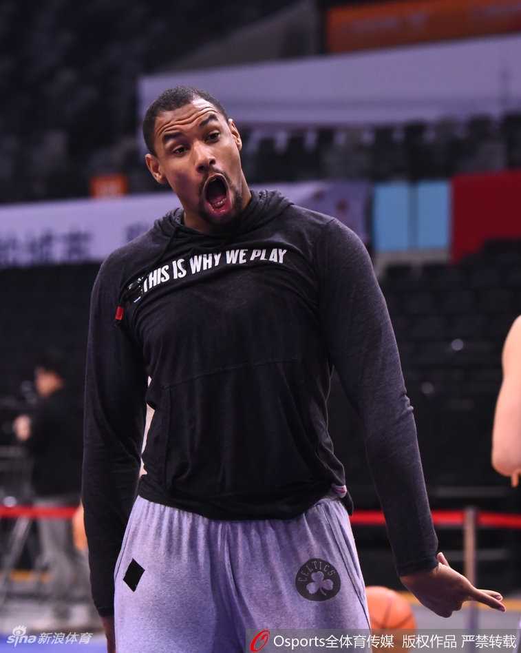 训练间隙，萨林杰化身夸张的表情包，对着镜头挤眉弄眼，搞怪天赋尽显，逗笑了场边的队友。