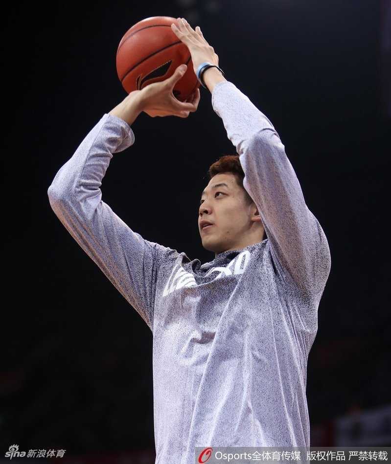 萨林杰变身临时教练，拉着队友沈梓捷讲解内线卡位技巧，认真的表情与之前的搞怪判若两人。