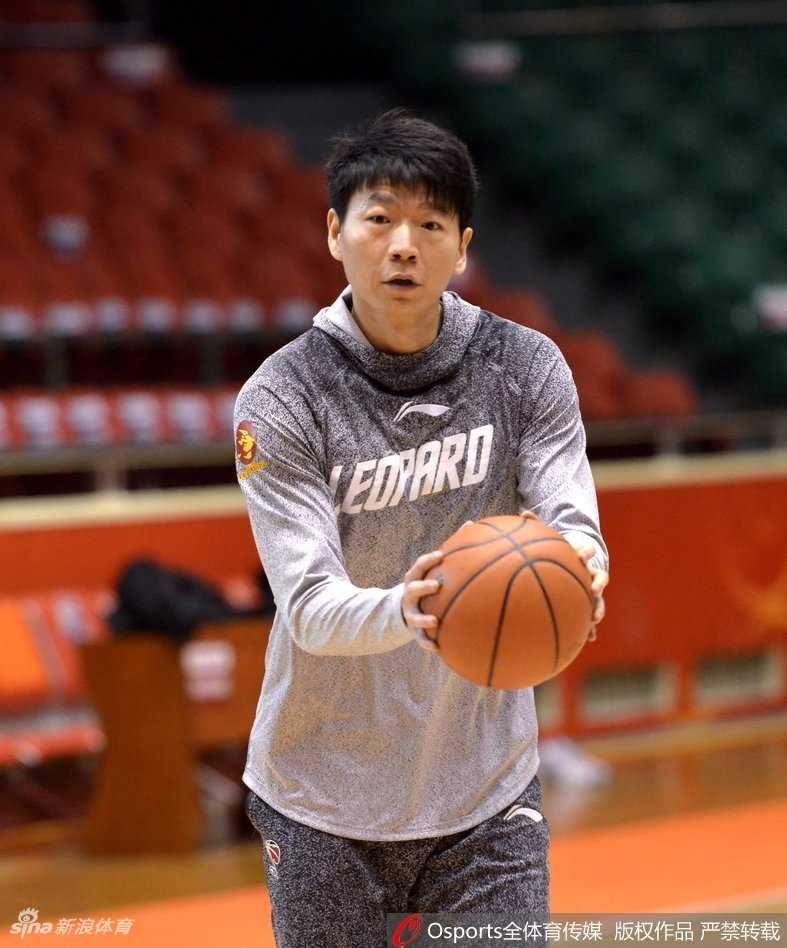 面对防守球员的长臂干扰，萨林杰在对抗中高高跃起，粗壮的手臂仿佛铁塔一般将篮球稳稳送入篮筐