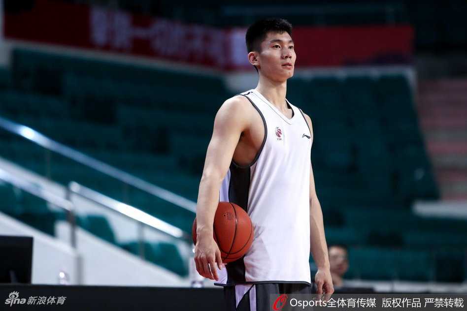 年轻队员们在教练指导下进行折返跑训练，汗水浸湿了球衣，只为在场上能多一步的积极拼抢。