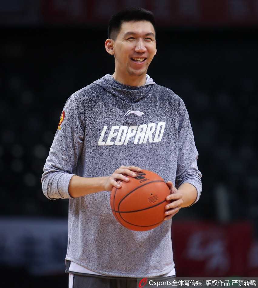 顾全在底角进行三分投篮训练，他的出手弧度很高，尽管身体略显疲惫，但每次出手后的跟随动作都做得非常完整。