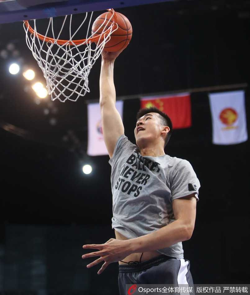 深圳队全队在训练结束前手叠手高喊加油，每个人的脸上都写满了坚毅，团队凝聚力的氛围在这一刻被点燃。