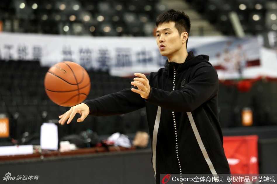 核心球员顾全在助教的防守干扰下进行三分球投篮练习，皮球在空中划出一道完美的弧线，他的眼神紧紧跟随，仿佛已瞄准了季后赛的靶心。