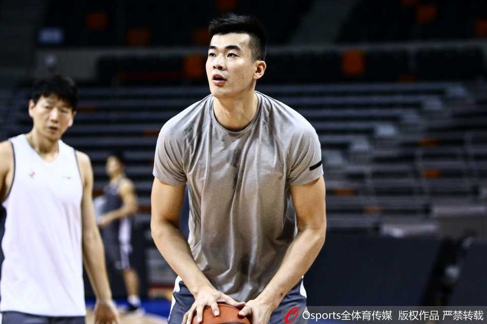 主教练王建军在训练场边双手抱胸，眼神专注地注视着场内球员的每一个跑动，神情中既有对新赛季的期待，也夹杂着对阵容不整的一丝忧虑。