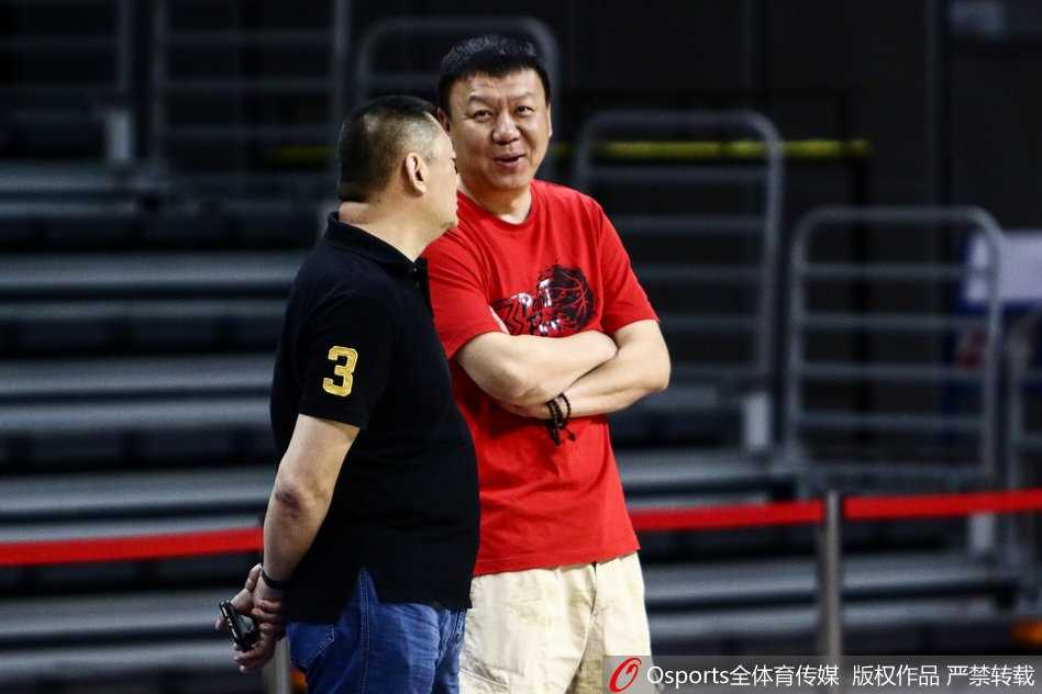 外援萨林杰在低位背身要球，尽管体重还未完全达标，但他用宽厚的背部卡住防守人，手上稳稳接住传球，准备用他标志性的小勾手完成进攻。