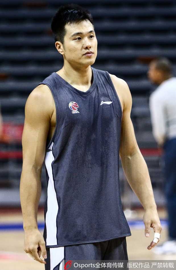 队长孟铎在训练间隙召集队友围成一圈，他挥舞着手臂，大声呼喊着战术要点，汗水顺着脸颊滑落，领袖气质在这一刻显露无遗。