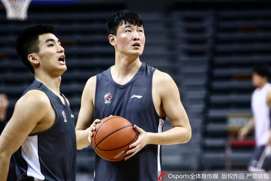 一堂训练课结束，全体队员在场地中央聚拢，十几只手叠在一起，发出响亮的加油声，阳光透过窗户洒在年轻而坚毅的脸庞上，仿佛预示着风雨过后必有彩虹。