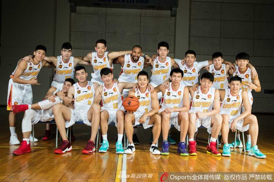 只见“中国大鸟”沈梓捷双手托腮，对着镜头挤眉弄眼，模仿经典动画表情，硬汉秒变邻家憨萌大男孩。