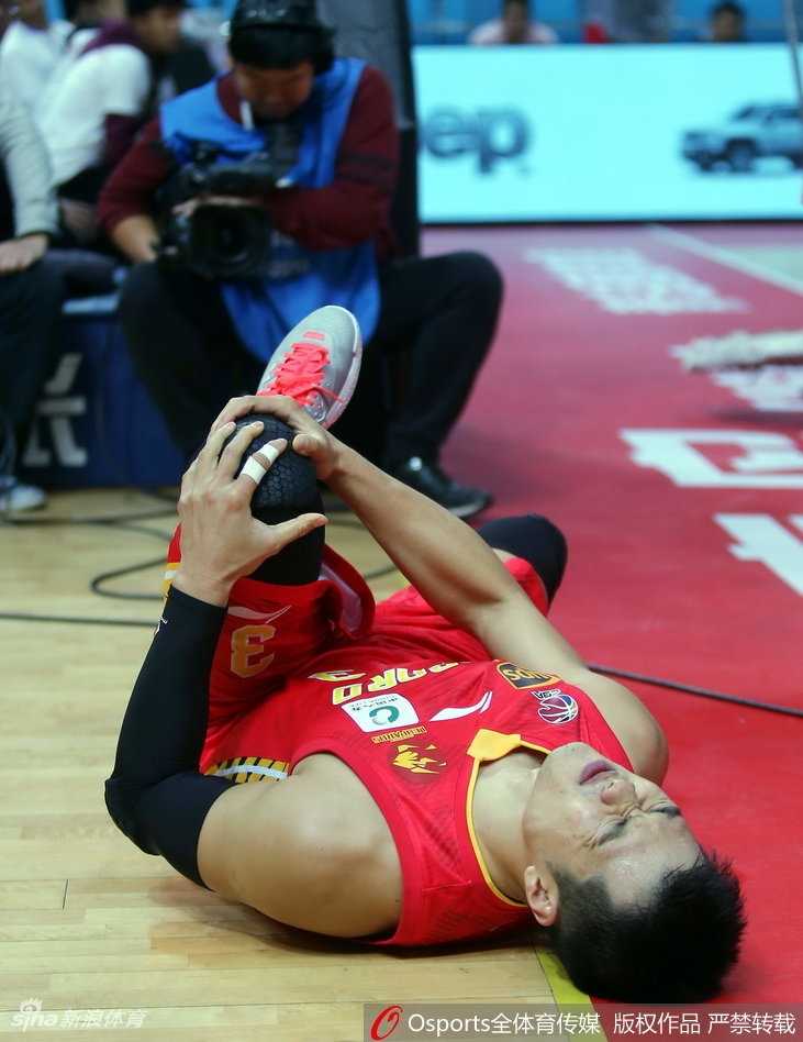 孟铎趴在队友并不宽阔却异常安稳的背上，任由队友将自己从激烈的赛场一步步背向场外的更衣室，背影写满了无奈与感激。