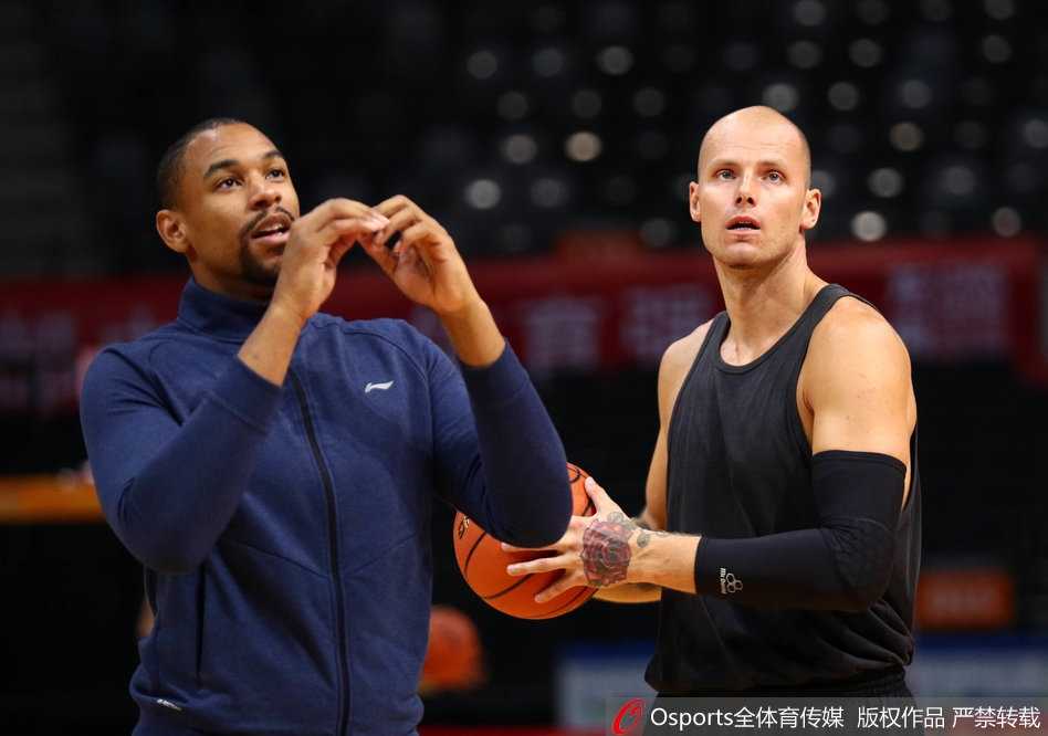 最后一张图片中，李慕豪结束训练准备离场，他背对着镜头举起右手比出一个胜利的手势，虽然没有回头，但这个简单的背影动作足以说明他今天心情大好，也为深圳队这次轻松愉快的备战训练画上了一个完美的句号。