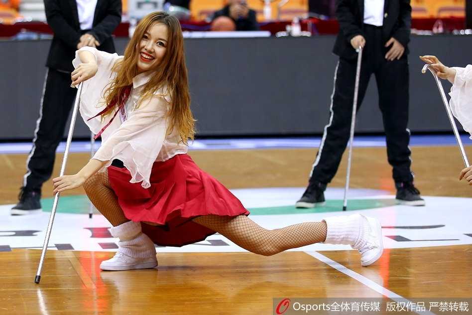 表演结束后，几名篮球宝贝围在一起互相击掌庆祝，脸上洋溢着完成精彩演出后的满足感