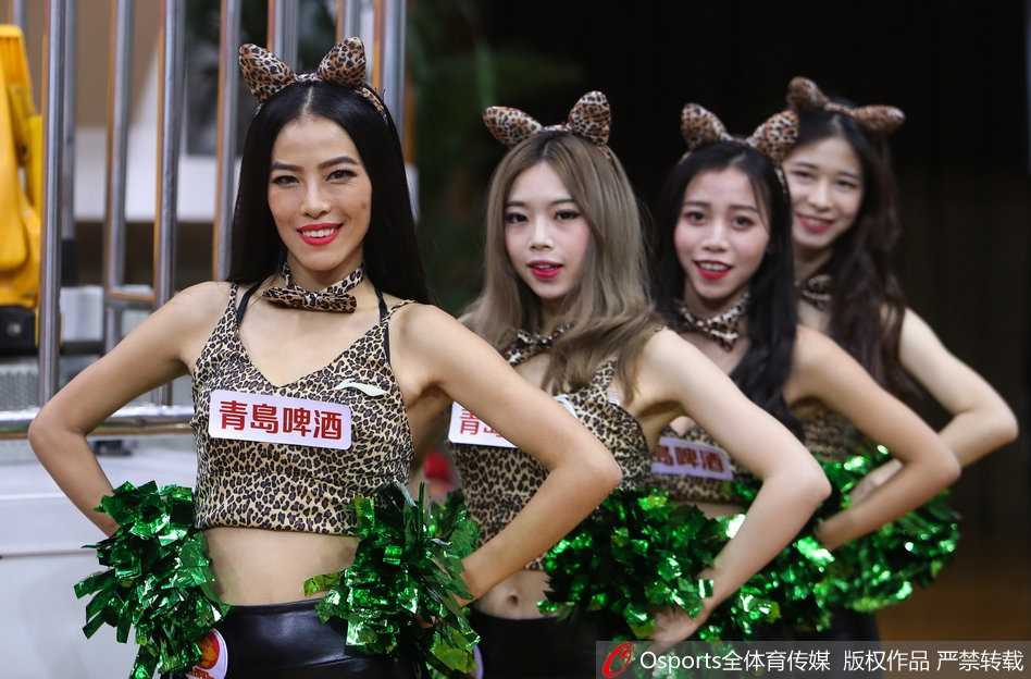 深圳篮球宝贝身着亮黄色表演服，裙摆飞扬，在赛场中央随着音乐节奏尽情舞动，展现出青春洋溢的活力与激情。