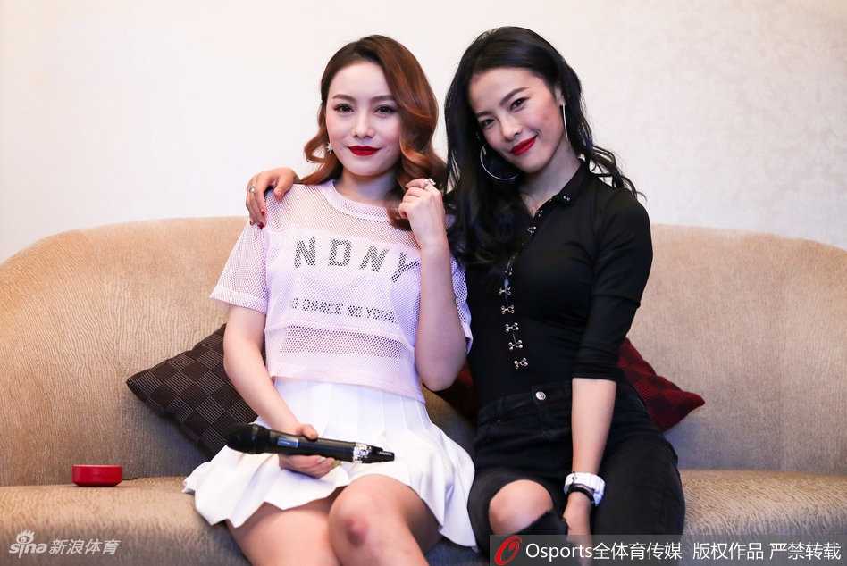 深圳新世纪啦啦队的宝贝们身着亮黄色短裙，在五棵松的场地上翩翩起舞，绽放着自信的笑容。