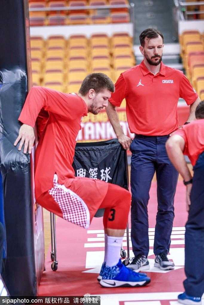 克罗地亚助教在训练中亲自上阵，手持防护垫帮助球员模拟对抗上篮，年轻的后卫咬紧牙关顶着巨大的冲击力完成出手，场边的矿泉水瓶静静摆放，见证着这支球队为胜利所做的每一个细节准备。
