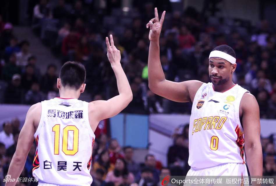 深圳队顾全外线手起刀落，篮球划过完美弧线直钻网窝，瞬间点燃主场球迷的激情。