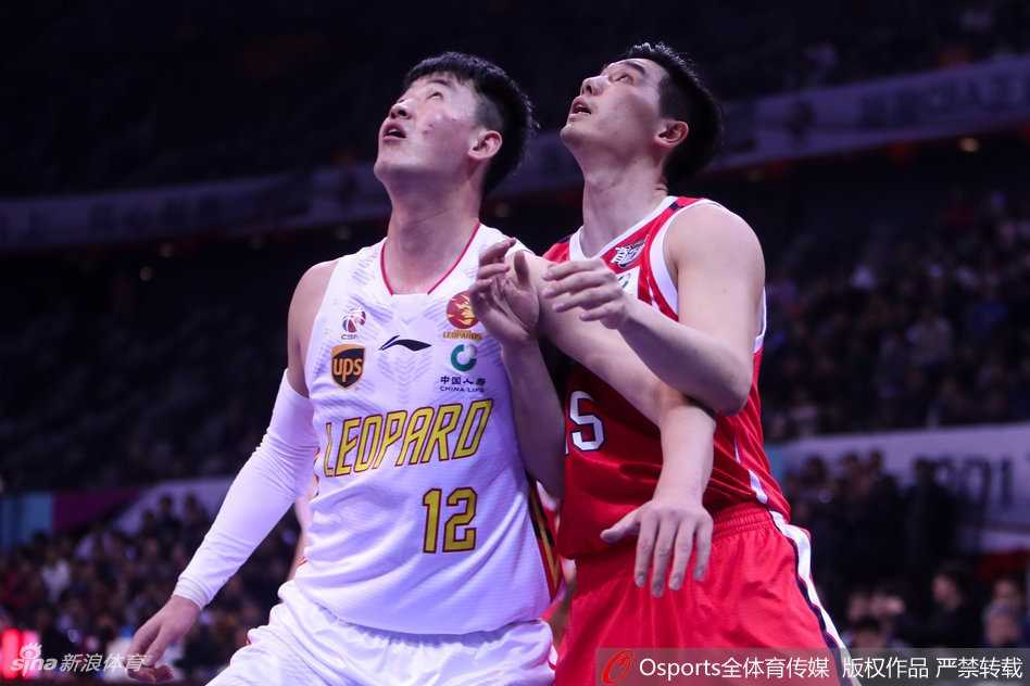 深圳队李慕豪在对方防守球员的长臂干扰下，依然稳稳地将球送入篮筐，彰显内线高塔的细腻技术。