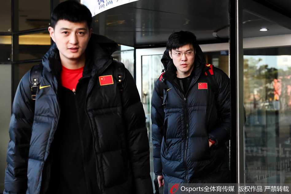 走下赛场，丁彦雨航脱下球衣，赤裸着上身，坚实的肌肉线条如同雕塑一般，他用毛巾擦拭着汗水，脸上写满了疲惫与战斗后的自豪。