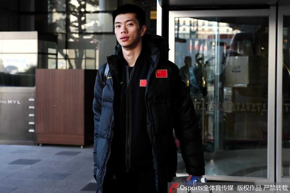 在激烈的内线对抗中，丁彦雨航毫不畏惧，他紧咬牙关，全身肌肉紧绷，与对方高大的内线球员进行着激烈的卡位，地板上似乎都要摩擦出火花。