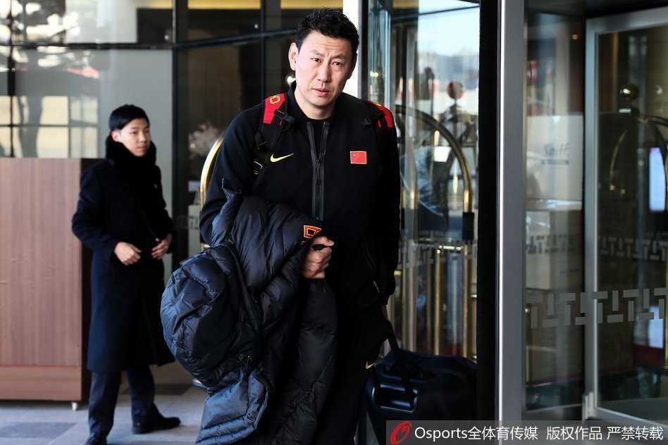 丁彦雨航在回国的飞机上，侧脸紧贴在窗户旁，眼神深邃而悠远，窗外的光线勾勒出他坚毅的轮廓，仿佛在回味赛场上的每一个瞬间。