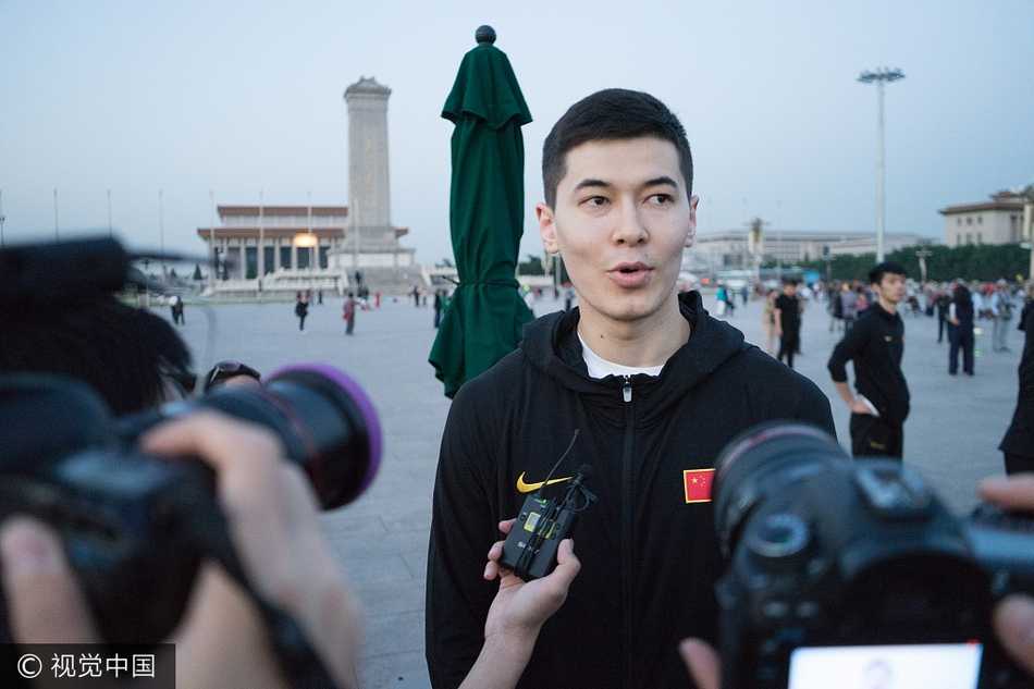 方硕和常林两位北京队队友在广场上留下了这张宝贵的合影。背景是庄严的人民大会堂，他们面带微笑，将这份属于北京篮球与国家队的双重自豪感定格在了2017年的这个清晨。