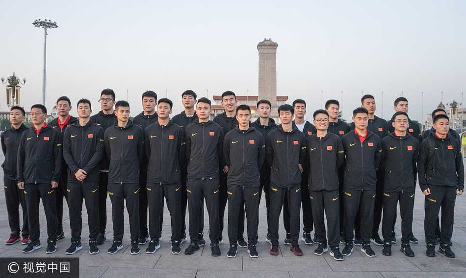 走在宽阔的天安门广场上，赵继伟被记者们团团围住。这位年轻的后卫面对镜头从容不迫，他身后的广场开阔无垠，正如他即将展开的国家队生涯，充满了无限的可能与希望。