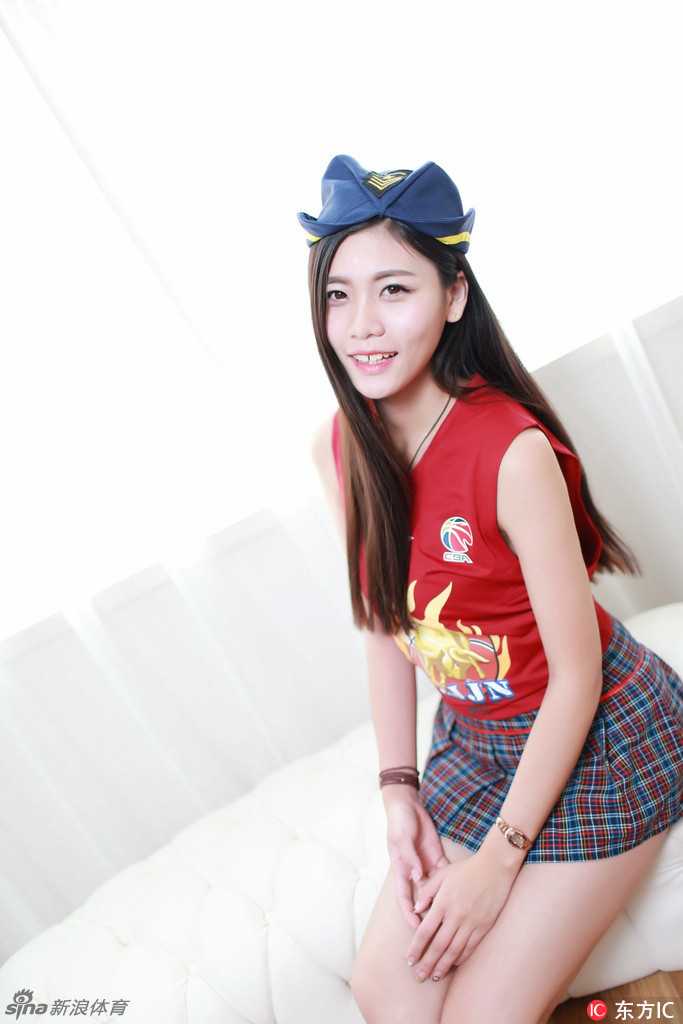 她对着镜头俏皮地嘟起粉唇，眼神中透着一丝狡黠，修长的美腿在镜头前格外吸睛，元气满满