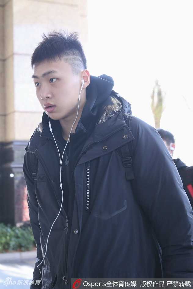 一名隊員單獨坐在酒店餐廳的角落，面前的餐盤已經清空，他正托著腮望向窗外，眼神深邃，或許正在思索著明日賽場上的每一個細節。