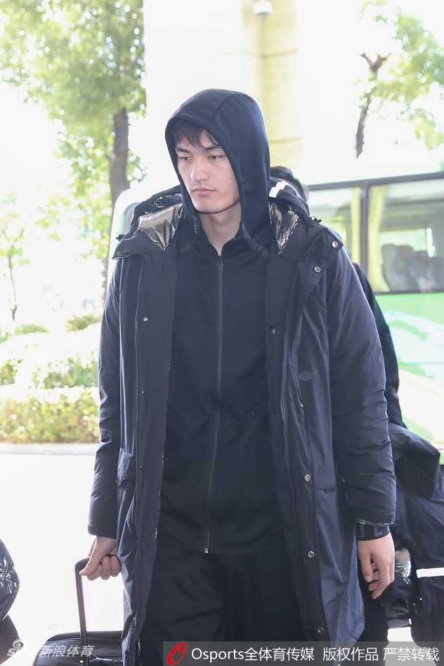 夕陽的餘暉透過酒店巨大的落地窗，將金色的光芒灑在幾位倚窗而立、正在交談的球員身上，光影交錯間彷彿預示著校園籃球光明的未來。