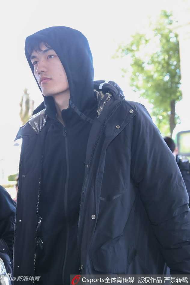 清華大學男籃全體成員在酒店門口合影留念，他們面帶微笑，整齊劃一地豎起大拇指，為即將到來的全明星賽之旅點贊鼓勁。