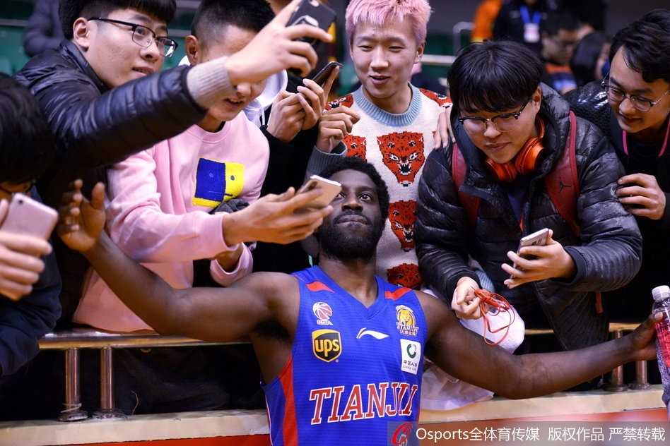 面对热情的球迷，杰特露出了标志性的憨厚笑容，这一刻他不是什么超级得分手，只是一个回到了温暖家中的大男孩。