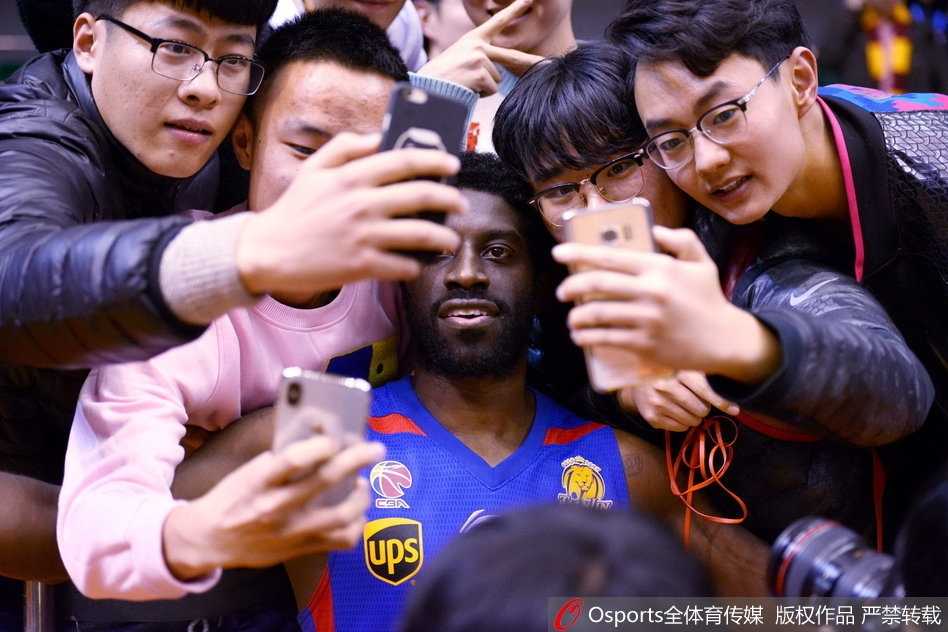 面对热情的球迷，杰特弯下腰仔细倾听小朋友的话语，这暖心的一幕让冰冷的球场充满了家的温馨与亲切。